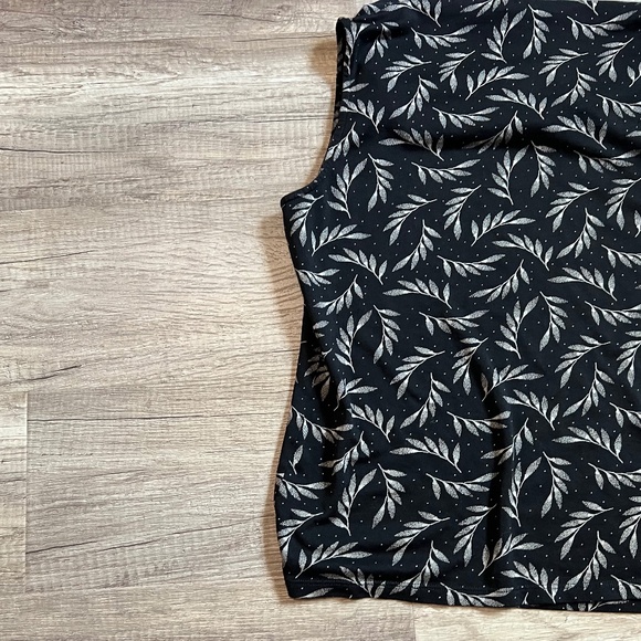 BANANA REPUBLIC Women's Sleeveless Top (Size L) - Picture 8 of 10